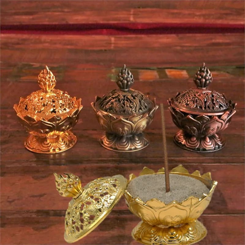 Élégant brûleur d'encens en forme de lotus de 7.8x7x7 cm, avec un chapeau orné de symboles tibétains épurés. Peut être utilisé pour brûler des cônes ou des bâtons d'encens.