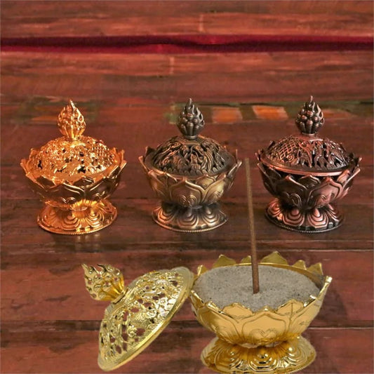 Élégant brûleur d'encens en forme de lotus de 7.8x7x7 cm, avec un chapeau orné de symboles tibétains épurés. Peut être utilisé pour brûler des cônes ou des bâtons d'encens.