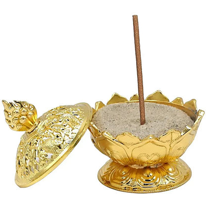 Élégant brûleur d'encens en forme de lotus de 7.8x7x7 cm, avec un chapeau orné de symboles tibétains épurés. Peut être utilisé pour brûler des cônes ou des bâtons d'encens.