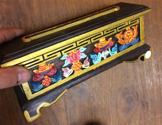 Boîte brûle-encens en bois tibétain 29x9 cm – Style ancien, décorée des symboles auspicieux bouddhistes, magnifique artisanat !