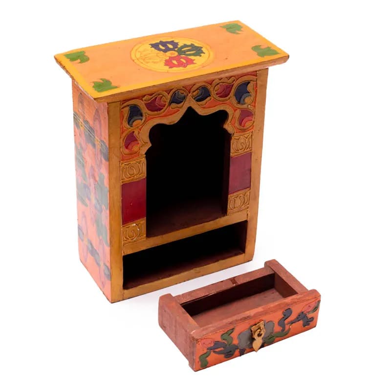 Sélection d'Autel en bois avec tiroir, peint à la main au Népal. 2 modèles au choix : 16.5x22x14 cm ou 36x22x9. Très belle qualité, motifs typiques !