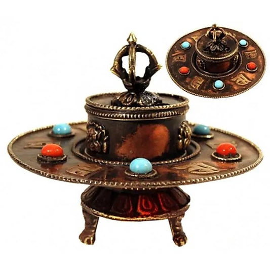 Porte-encens tibétain en laiton 10×8 cm, décoré de pierres semi-précieuses (corail & turquoise). Dorje au sommet, cachet de cire et n° d’authenticité.