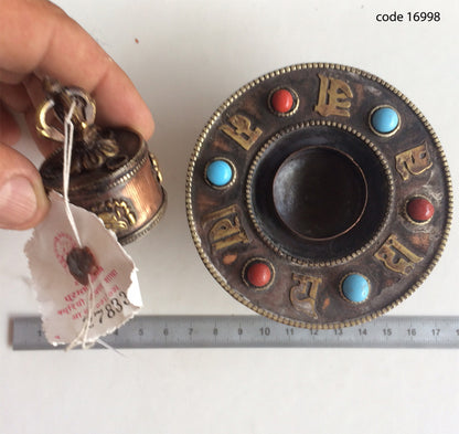 Porte-encens tibétain en laiton 10×8 cm, décoré de pierres semi-précieuses (corail & turquoise). Dorje au sommet, cachet de cire et n° d’authenticité.