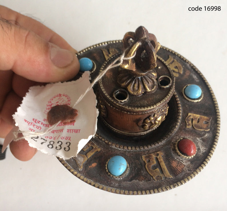 Porte-encens tibétain en laiton 10×8 cm, décoré de pierres semi-précieuses (corail & turquoise). Dorje au sommet, cachet de cire et n° d’authenticité.