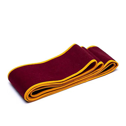 Un gomthak (Wylie : bsgom thag) est une ceinture de méditation de style tibétain. ±212x9.5 cm - 180 grammes. Offre un soutien essentiel à la colonne vertébrale et au dos, facilitant le maintien d'une position assise confortable !