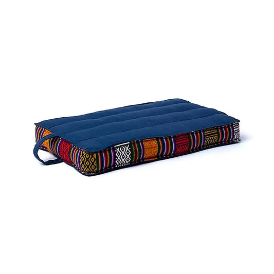 Coussin de méditation, format 'voyage' pratique. Fabriqué avec amour et soin, ce coussin de méditation est non seulement très confortable, mais aussi un engagement envers la durabilité. 32x17.5x3.5 centimètres /465 grammes.