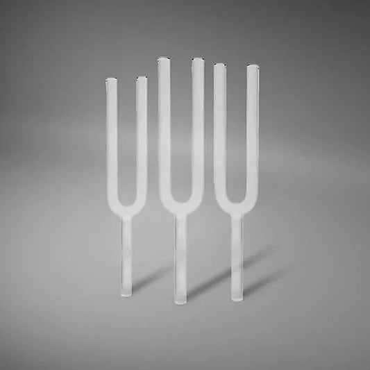 Malette avec un ensemble de 3 diapasons 440 hertz de qualité supérieure en quartz pur cristal/ quartz. 2 choix d'accordages. Conçu pour les praticiens professionnels.