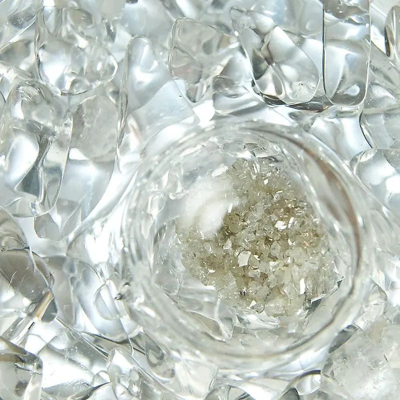 Bouteille/ Décanteur 'Era' de 1,3 litres, pour une nouvelle ère dans la préparation de « l’eau de gemme ». Verre sans métaux lourds ! vendu avec ou sans minéraux ! 3 bâtons de gemmes au choix : Diamant / 5 éléments / Bien être !