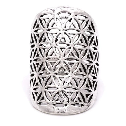 Bague couvrante avec Fleur de vie. Fait en laiton couleur argent. Superbe pièce ! Taille réglable/ ajustable !