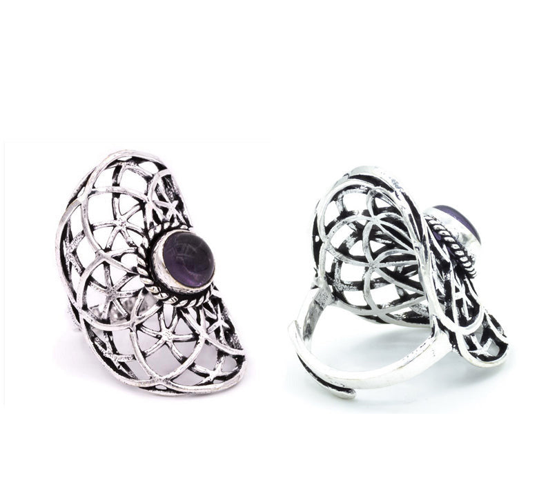 Bague réglable avec Fleur de vie et cabochon en améthyste. Fait en laiton argenté. Superbe pièce !