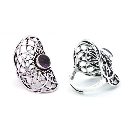 Bague réglable avec Fleur de vie et cabochon en améthyste. Fait en laiton argenté. Superbe pièce !