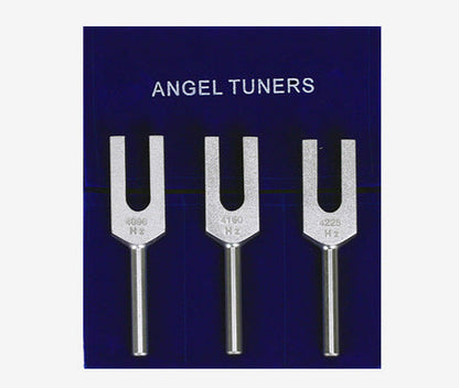 Set 'Angel tuner' de 3 diapasons, en aluminium anodisé finition Argent, set de 13 x 15 cm. Livré dans 1 pochette en velours bleu !