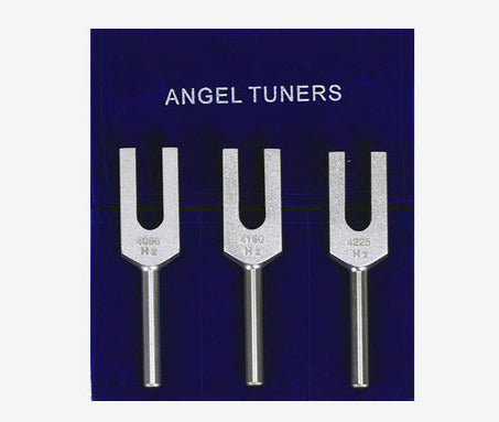 Set 'Angel tuner' de 3 diapasons, en aluminium anodisé finition Argent, set de 13 x 15 cm. Livré dans 1 pochette en velours bleu !