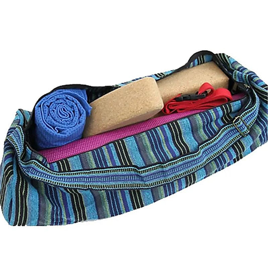Sac de yoga fait d’un solide coton avec fermeture à glissière de sorte que le tapis y glisse facilement. Le sac est assez grand pour deux tapis ! 67x24 centimètres - 0,360 kilogrammes.