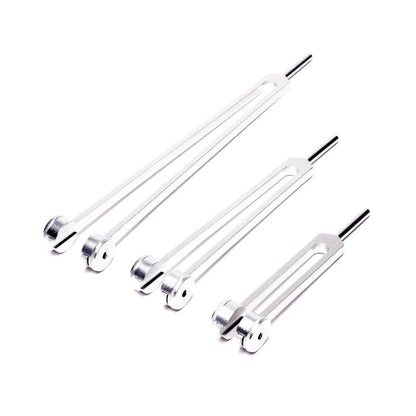 Set 'Otto' de 3 diapasons en Do/ C (32, 64, 128 hertz), en aluminium anodisé Argent. Livré dans 1 pochette en velours bleu !