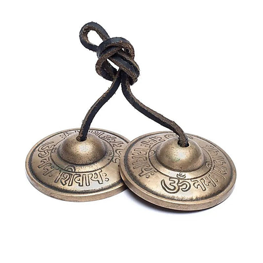 Cymbale Tibétaine/ Tingsha, avec gravure du Mantra 'Om Namah Shivaya', de 6,5 cm. Elles sont utilisées comme offrandes musicales !