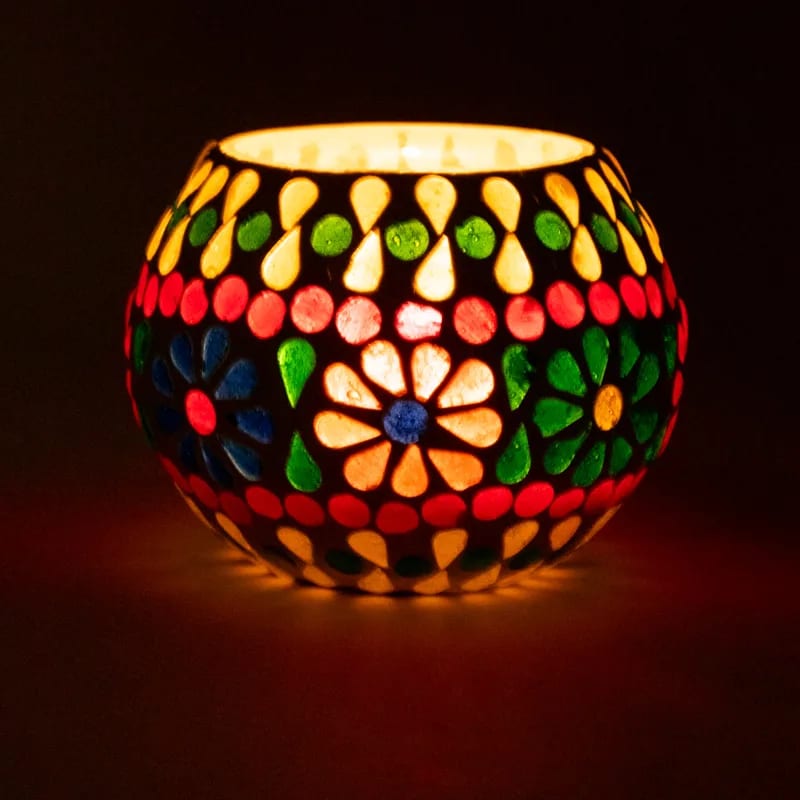 Bougeoir en mosaique de verres, avec motifs de fleurs. Taille 7 cm - ± 295 gr. - Vente à l'unité ou par 2 !