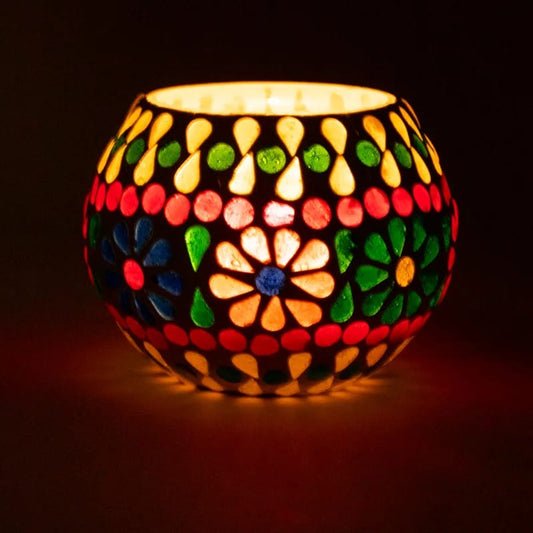 Bougeoir en mosaique de verres, avec motifs de fleurs. Taille 7 cm - ± 295 gr. - Vente à l'unité ou par 2 !