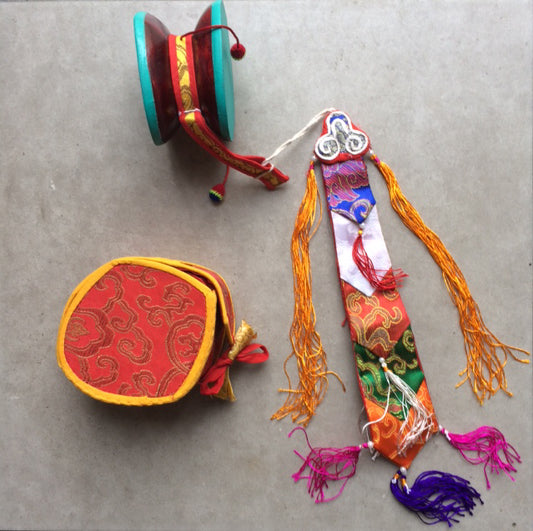 Damaru Tibétain ou 'tambour de mendiant'. Issu de rituels mystiques, joliment décoré de pampilles et de franges colorées, avec housse en brocart de soie !