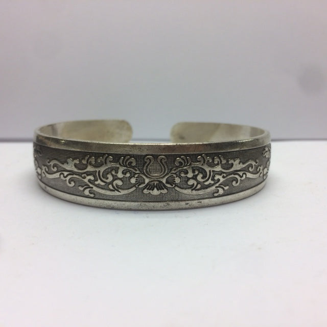 Bracelet manchette en laiton argenté, gravé d’un Mantra bouddhiste ou de motifs fantaisie – Élégant et spirituel !