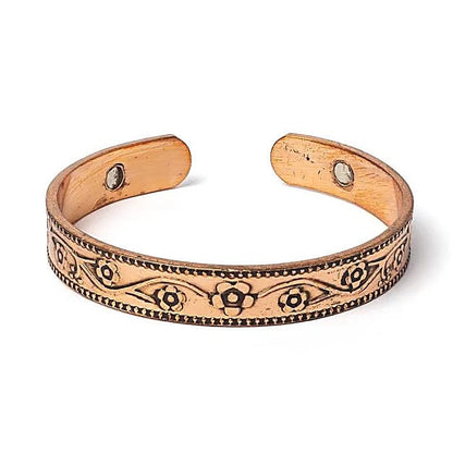 Bracelet en cuivre avec de petits aimants fixés aux deux extrémités - Motif : Fleurs - 6,5 x 1 cm