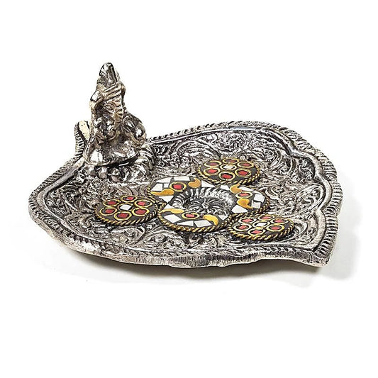 Porte-encens rond en forme de feuille avec Ganesh de 11x9x3.5cm - 60 gr. - Parfait pour brûler des cones d'encens. Avec incrustation colorée de type mosaïque; les couleurs peuvent varier.