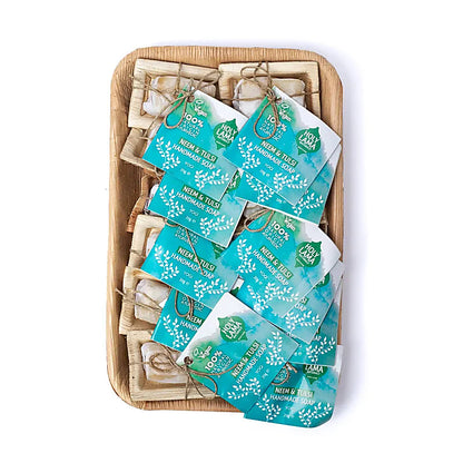 Les fameux savons Ayurvedique de chez 'Holy Lama Naturals', format 'hôtel', 12 pièces x 20 grammes. Emballé dans une feuille de palmier !
