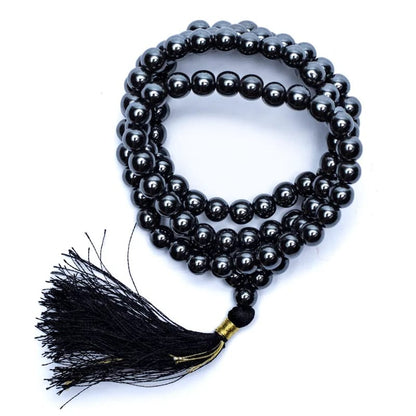 Mala de 108 perles de 6 ou 8 millimètres (au choix), fait en Hématite. Taille de 65 à 85 centimètres de longueur environ. Qualité AA à AAA, superbe pièce avec pochette de rangement offerte. Fait en Inde !