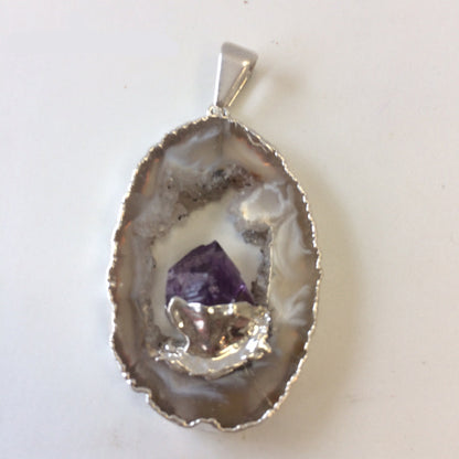 Améthyste, pendentif 'mini-géode' dit 'géodinhos', de 45mm de hauteur x 24 de largeur x 7 d'épaisseur. Vendu avec cordon noir réglable !