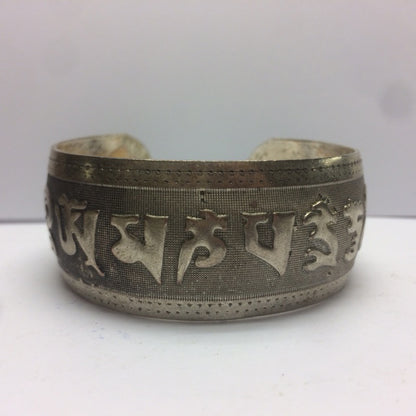Bracelet manchette en laiton argenté, gravé d’un Mantra bouddhiste ou de motifs fantaisie – Élégant et spirituel !