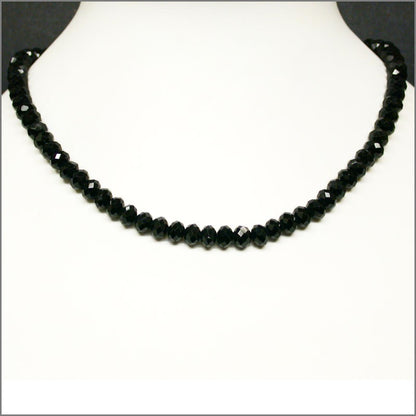 Spinelle, collier ou bracelet en perles à facettes, de 2/3 ou 4/6 millimètres. En bracelet de 17 à 21cm, en collier de 45 ou sautoir de 60cm. Qualité AA à AAA, superbes perles !