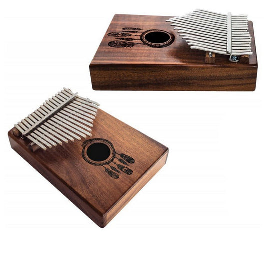 Kalimba 'Koa'/ Piano a doigt - 17 notes, fait en bois de koa (bois de résonance tropical) accordé en Do/ C majeur. Décoré d'un motif indien sculpté et est livrée avec un sac en tissu et un marteau d'accordage ! 23x19x7,5 cm !