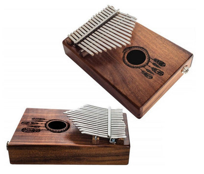 Kalimba 'Koa'/ Piano a doigt - 17 notes, fait en bois de koa (bois de résonance tropical) accordé en Do/ C majeur. Décoré d'un motif indien sculpté et est livrée avec un sac en tissu et un marteau d'accordage ! 23x19x7,5 cm !