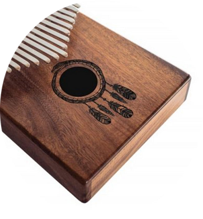 Kalimba 'Koa'/ Piano a doigt - 17 notes, fait en bois de koa (bois de résonance tropical) accordé en Do/ C majeur. Décoré d'un motif indien sculpté et est livrée avec un sac en tissu et un marteau d'accordage ! 23x19x7,5 cm !