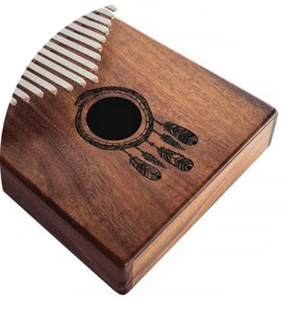 Kalimba 'Koa'/ Piano a doigt - 17 notes, fait en bois de koa (bois de résonance tropical) accordé en Do/ C majeur. Décoré d'un motif indien sculpté et est livrée avec un sac en tissu et un marteau d'accordage ! 23x19x7,5 cm !