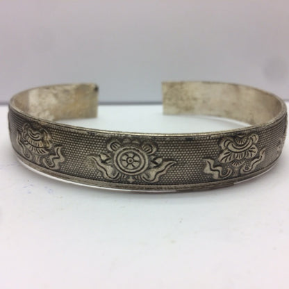 Bracelet manchette en laiton argenté, gravé d’un Mantra bouddhiste ou de motifs fantaisie – Élégant et spirituel !