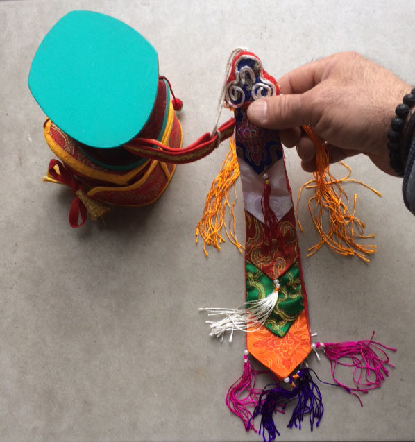 Damaru Tibétain ou 'tambour de mendiant'. Issu de rituels mystiques, joliment décoré de pampilles et de franges colorées, avec housse en brocart de soie !