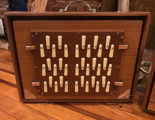 Shruti Box de qualité supérieure - Au choix en 432 ou 440 hertz. Marque 'Monoj Kumar Sardar & B.' - 3 rangées d'octaves. 41 × 32 × 8,50cm - 5,90 kg. Vendu avec housse !