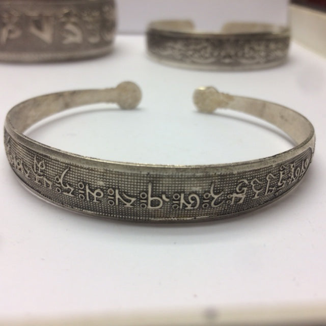 Bracelet manchette en laiton argenté, gravé d’un Mantra bouddhiste ou de motifs fantaisie – Élégant et spirituel !