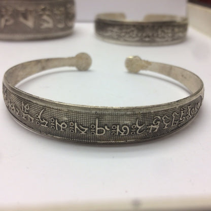 Bracelet manchette en laiton argenté, gravé d’un Mantra bouddhiste ou de motifs fantaisie – Élégant et spirituel !