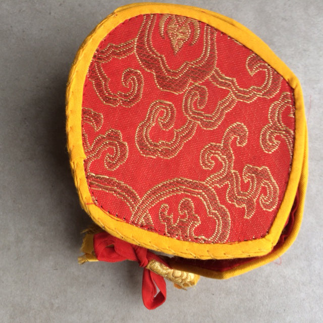 Damaru Tibétain ou 'tambour de mendiant'. Issu de rituels mystiques, joliment décoré de pampilles et de franges colorées, avec housse en brocart de soie !