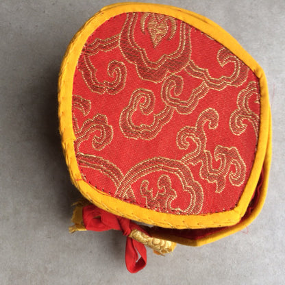 Damaru Tibétain ou 'tambour de mendiant'. Issu de rituels mystiques, joliment décoré de pampilles et de franges colorées, avec housse en brocart de soie !