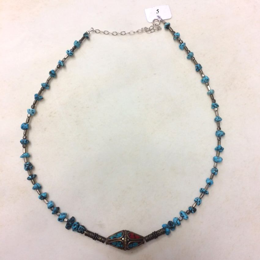 Superbe collier en perle de turquoise (grains naturels) et perle Indienne en corail. 40 cm + 5 cm de rajout de chaînette pour réglage... Fait sur Argent par Zen C° !