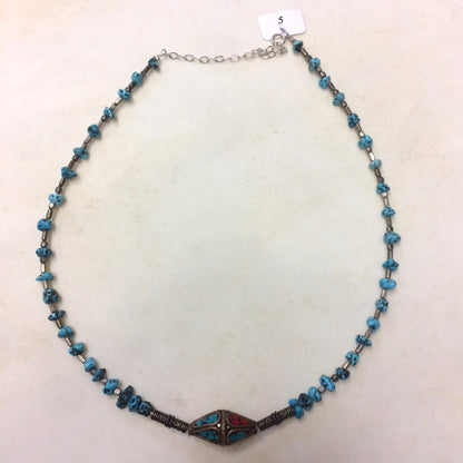 Superbe collier en perle de turquoise (grains naturels) et perle Indienne en corail. 40 cm + 5 cm de rajout de chaînette pour réglage... Fait sur Argent par Zen C° !