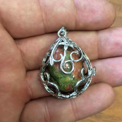 Pendentif/ Cage à pierre, peut servir de Bolas (pendentif de grossesse) ou pour perle de lave pour huile essentielle ! 2,5 centimètres de diamètre. Fait en laiton ! Vendu avec une perle de lave de 10mm !