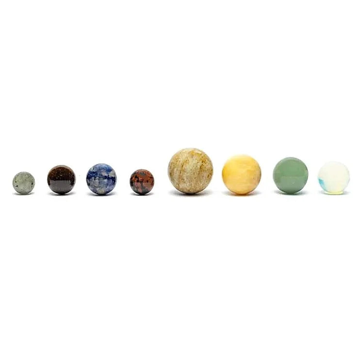 Coffret Planète, comprend 8 sphères de pierres précieuses représentant différentes planètes comme la labradorite pour Mercure et l'œil de tigre pour Vénus. Parfait pour les passionnés d'astrologie et les collectionneurs.