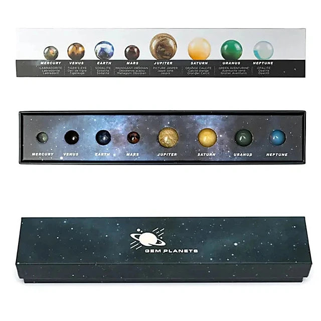Coffret Planète, comprend 8 sphères de pierres précieuses représentant différentes planètes comme la labradorite pour Mercure et l'œil de tigre pour Vénus. Parfait pour les passionnés d'astrologie et les collectionneurs.