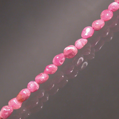 Tourmaline rose dit 'Rubellite', bracelet de 17 à 21cm, collier de 42cm et sautoir de 60cm. Perles de type 'Graine' de formes naturelles montées sur fil de haute résistance !