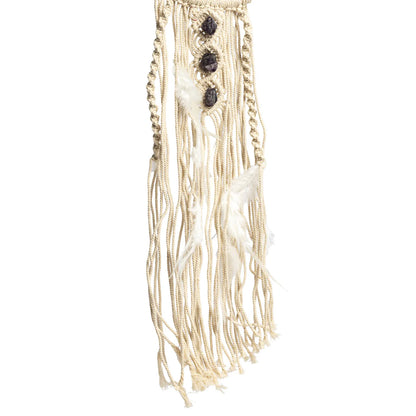 Suspension décorative en macramé avec éclats d’améthyste.