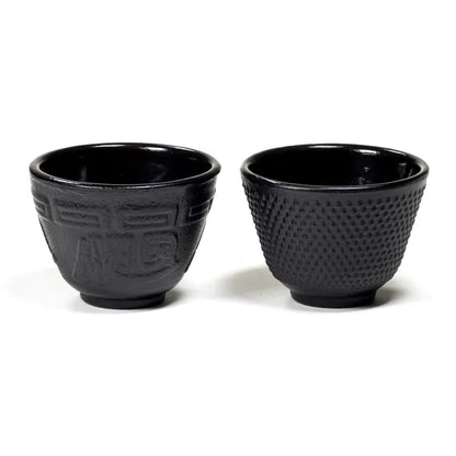 Les célèbres Théières émaillés en fonte, 'Tetsubin' et 'Tetsukyusu' de style traditionnel avec accessoires - 0,6, 1 ou 1,2 Litres. Options : tasse 65 ou 120 ml, chauffe-théière, assiette, porte couvercle... Parfait !